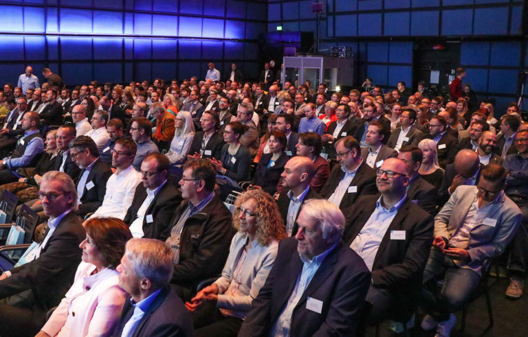 Das Interesse an der Entwicklung von Künstlicher Intelligenz ist groß. Beim Innovation Day 2019 des Pforzheimer Software-Unternehmens apollon, eine Unternehmenstochter der Traditionsfirma Meyle + Müller lauschten rund 250 Fach- und Führungskräfte aus Handel, Versandhandel und der Industrie den Vorträgen im Karlsruher ZKM, Zentrum für Kunst und Medien. © Gerd Lache 