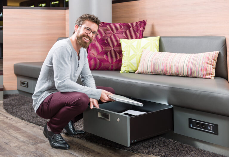 Hotel SI-SUITES Stuttgart 
FutureHotel Anwendungsplattform in Stuttgart:
Im Hotel SI Suites ist ein Coworking Space in die Lobby integriert. Der individuelle Stauraum für die Coworker ist abschließbar.
© Hotel SI-SUITES Stuttgart
