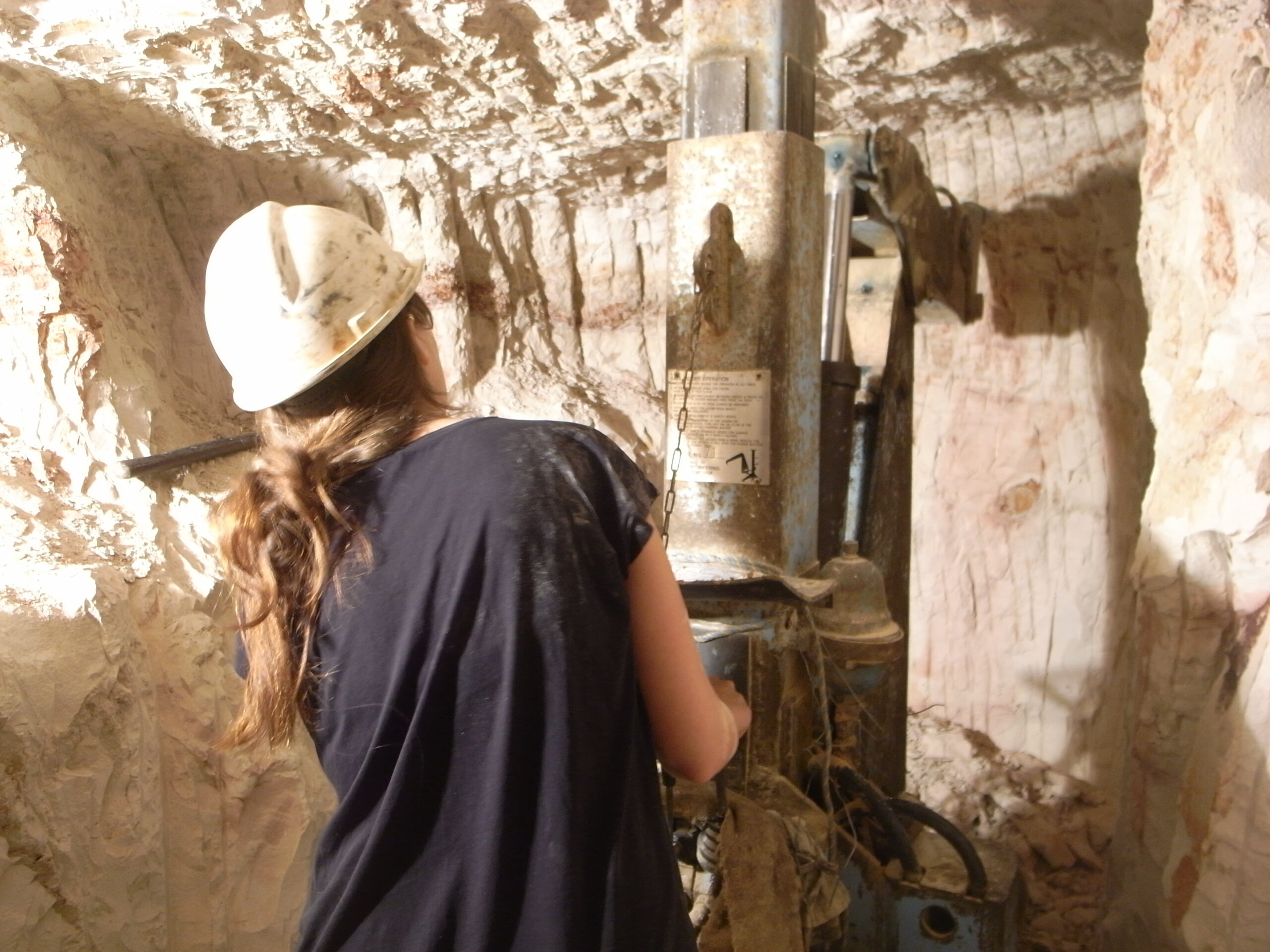 Auf Opalsuche. Verena Michel in einer Mine im australischen Outback. Foto: privat