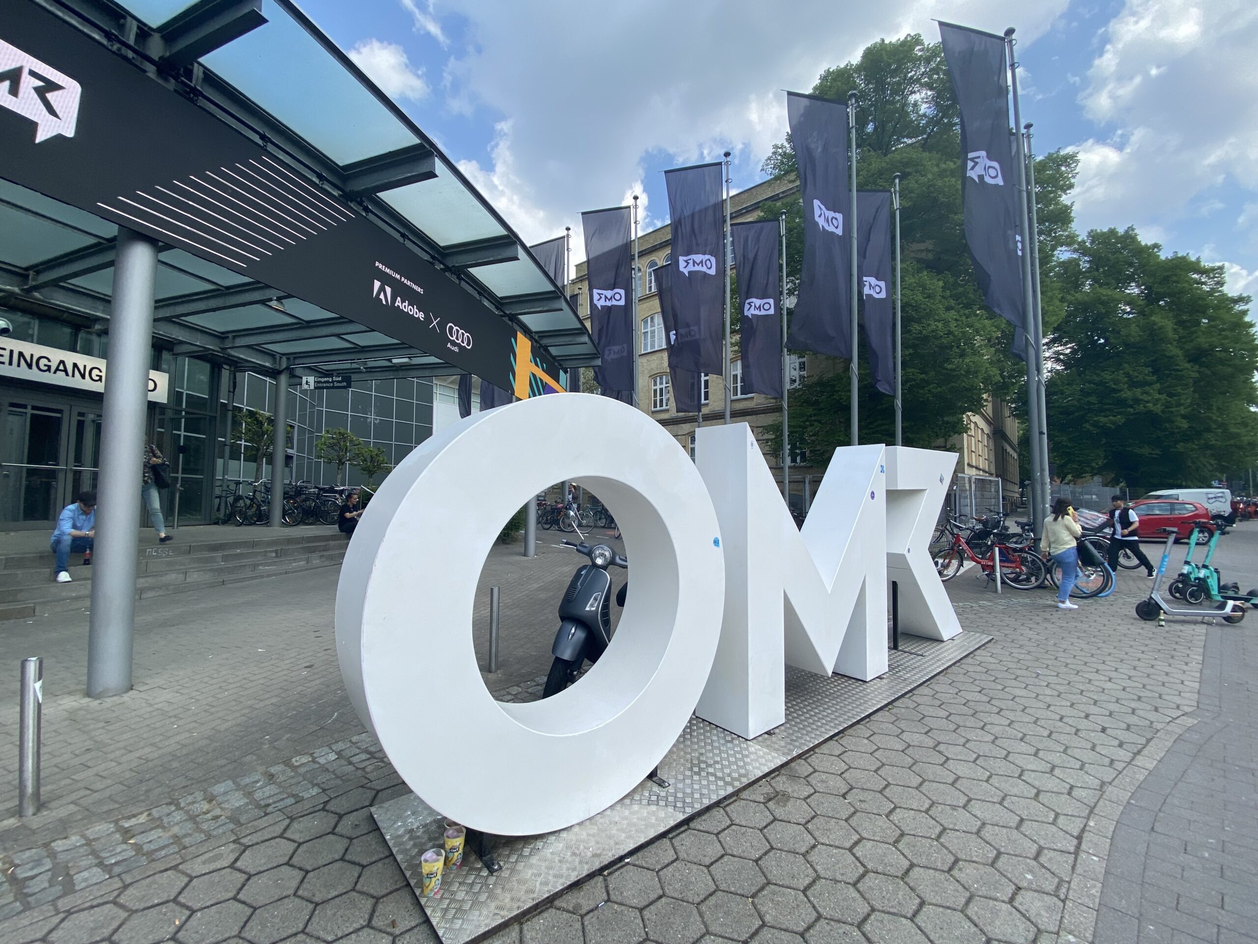 Vor der Hamburger Messe: der Eingangsbereich des OMR beeindruckt mit lebensgroßem Logo.
Foto: Nina Tschan