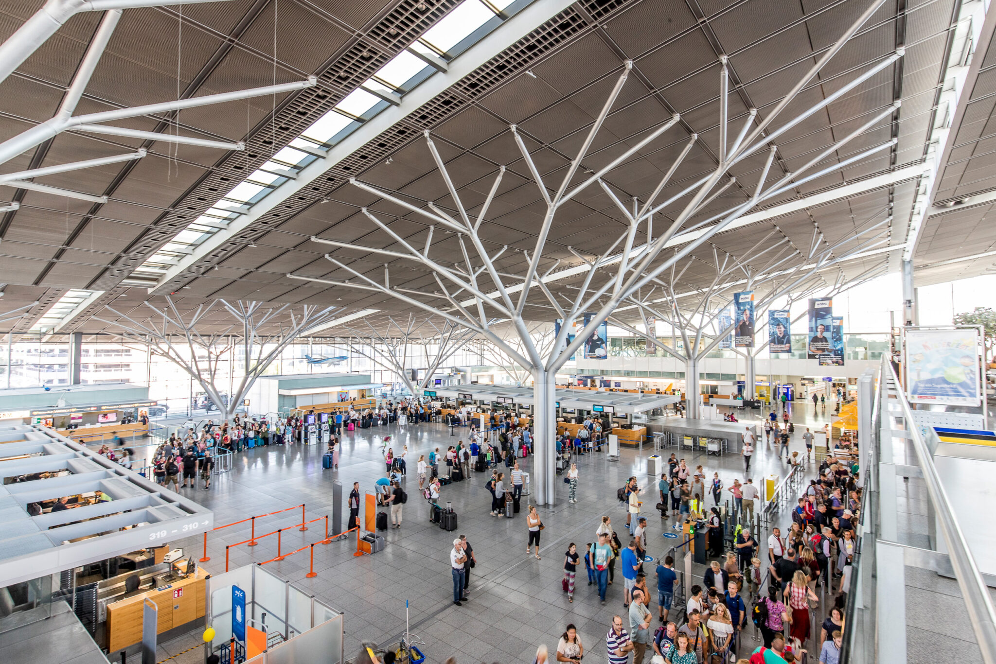 Flughafen Stuttgart: Warnstreik Am Freitag Sorgt Für Gestrichene ...