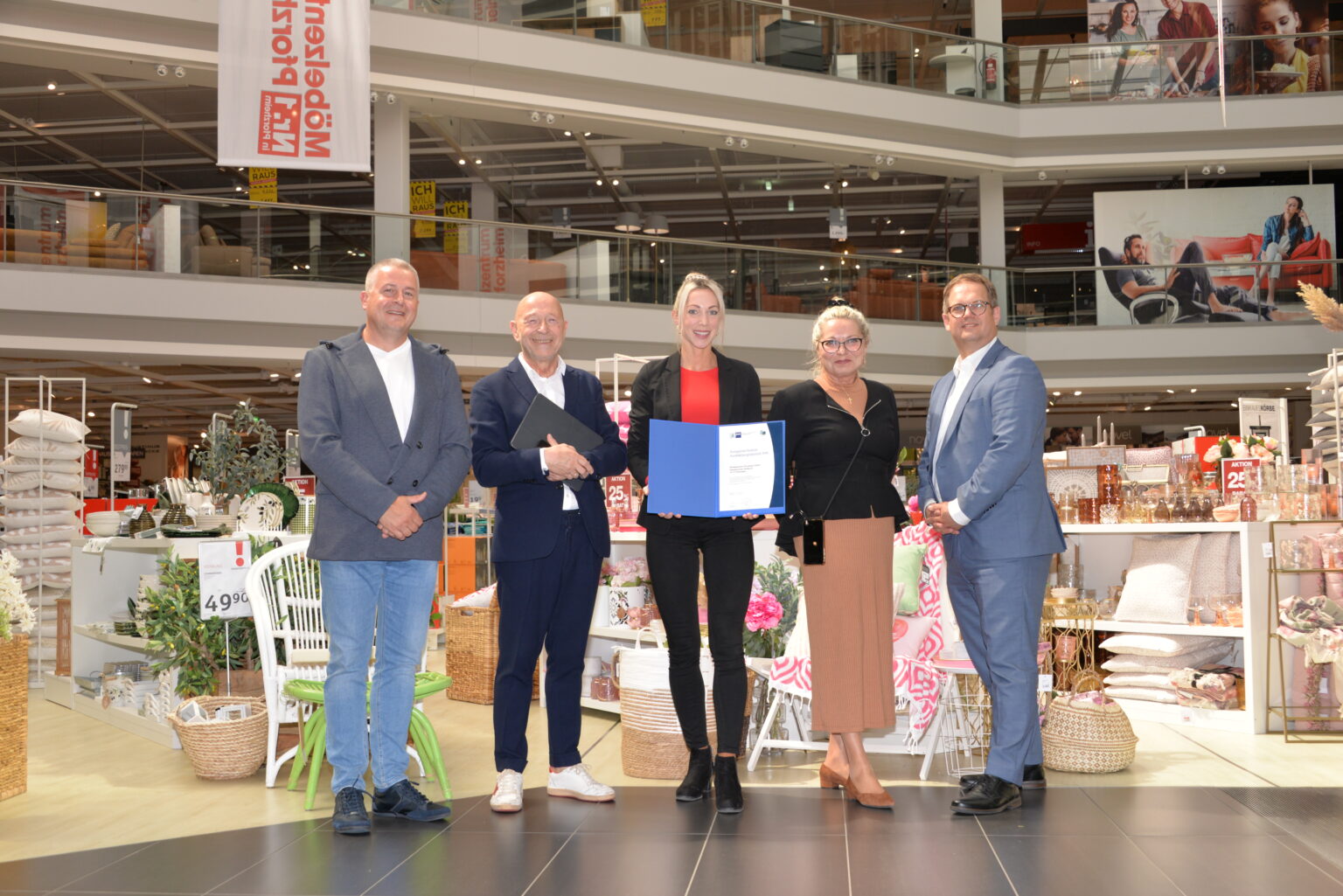 Möbelzentrum Pforzheim GmbH erhält Siegel „1A ausgezeichneter Ausbildungsbetrieb“
