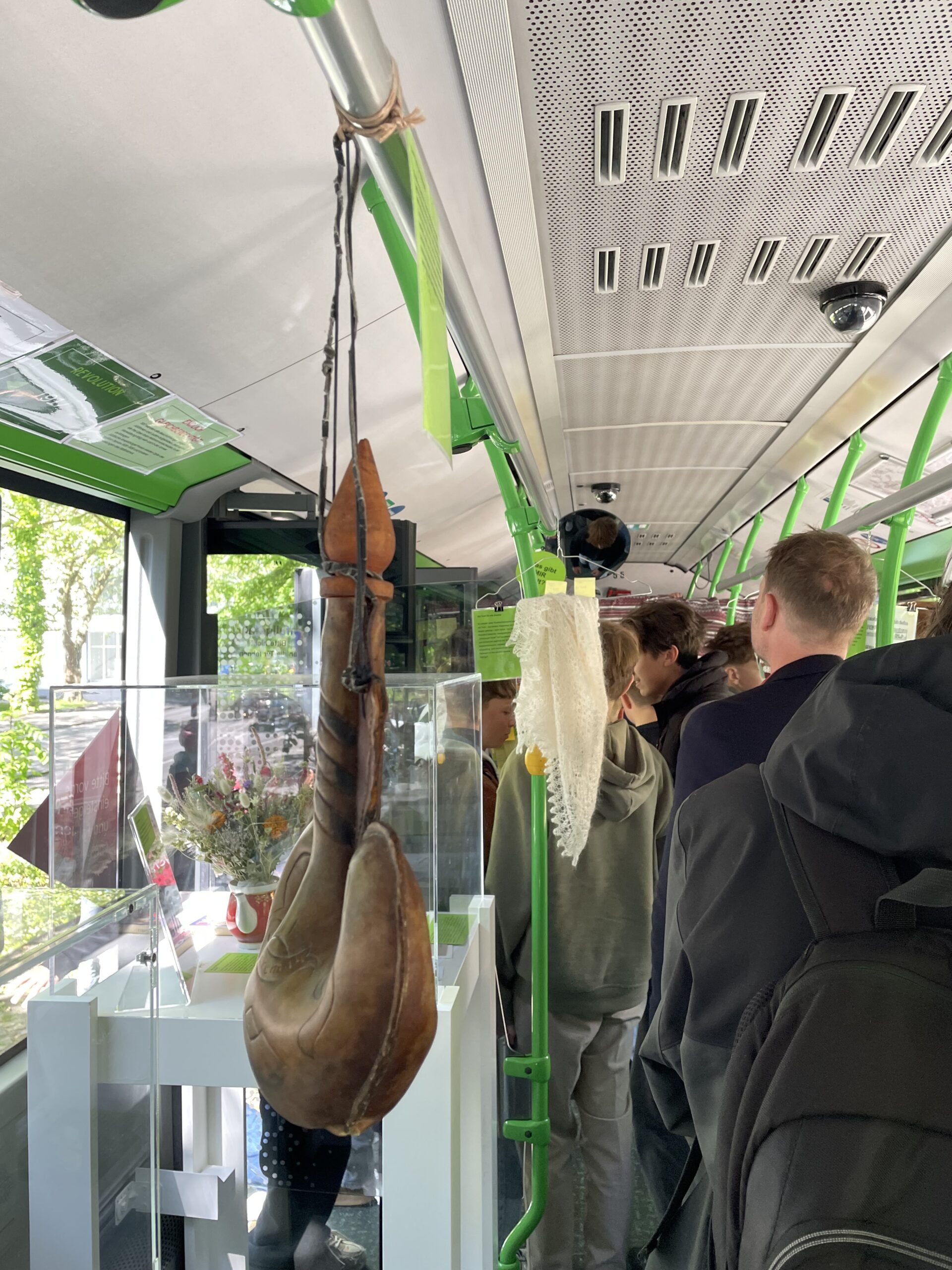 „Museum to go“: Knapp 2000 Interessierte steigen in den Bus der Habseligkeiten