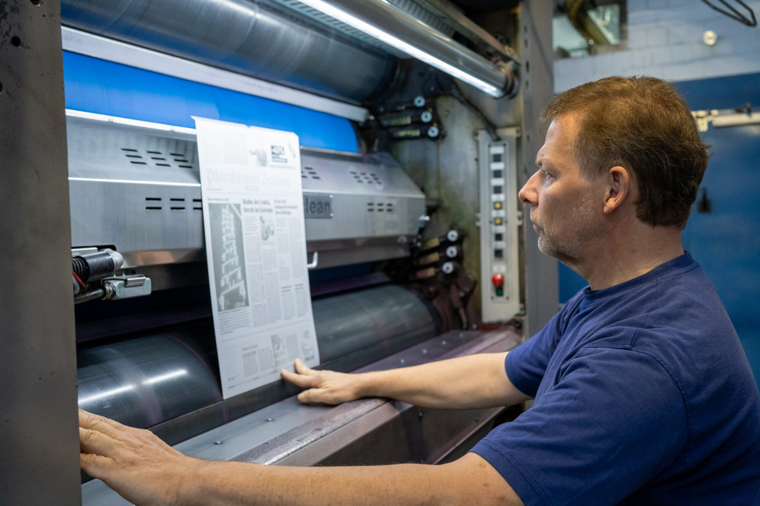 Wie nachts Pforzheims Zeitung entsteht: Ein Blick hinter die Kulissen der PZ-Druckerei